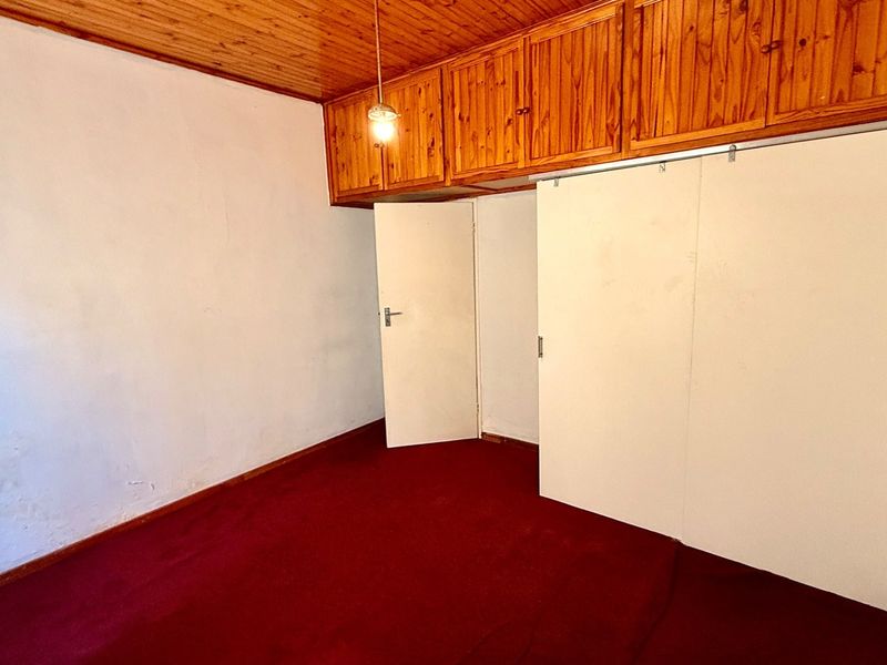 Spacious Family Home With Two Income Generating Cottages - Photo 10