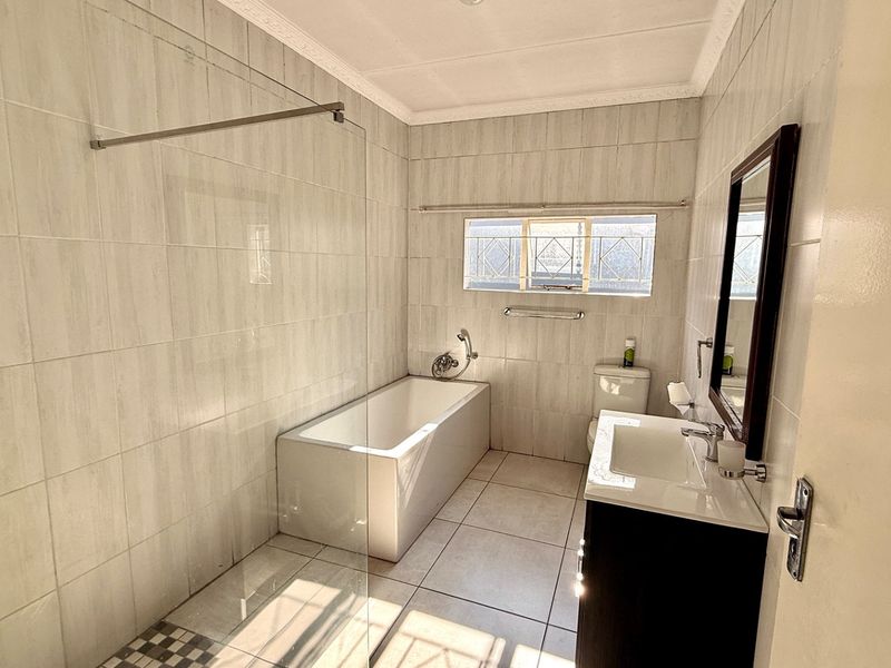 Spacious Family Home With Two Income Generating Cottages - Photo 6