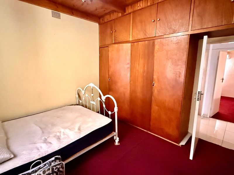 Spacious Family Home With Two Income Generating Cottages - Photo 9