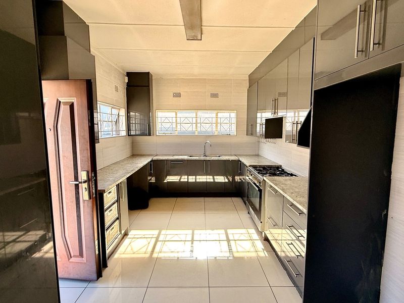 Spacious Family Home With Two Income Generating Cottages - Photo 3