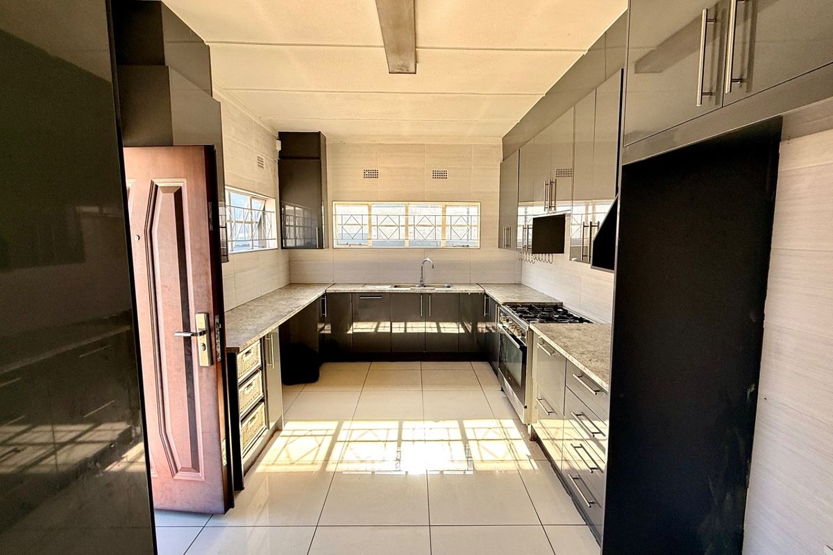 Spacious Family Home With Two Income Generating Cottages - Photo 3