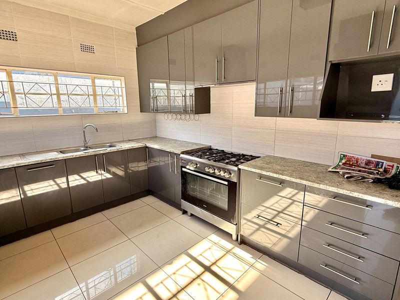 Spacious Family Home With Two Income Generating Cottages - Photo 2
