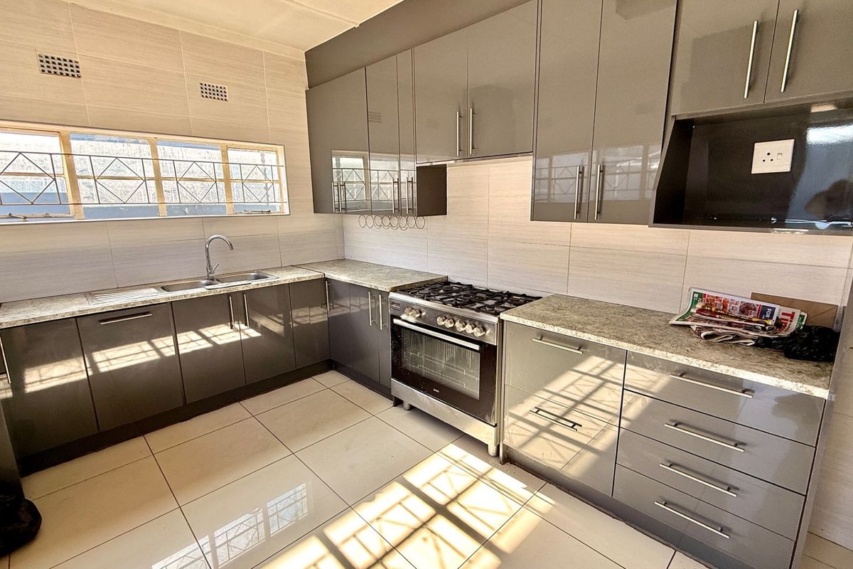 Spacious Family Home With Two Income Generating Cottages - Photo 2