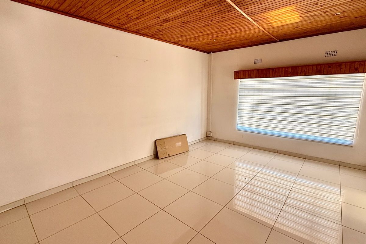 Spacious Family Home With Two Income Generating Cottages - Photo 5
