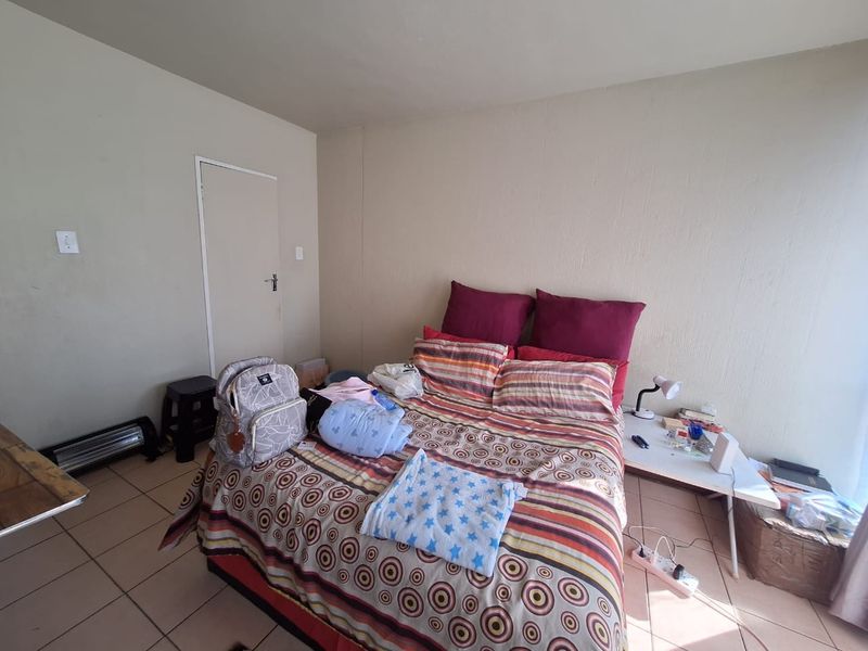 Original One Bedroom Apartment for Sale in Sunnyside - Photo 4