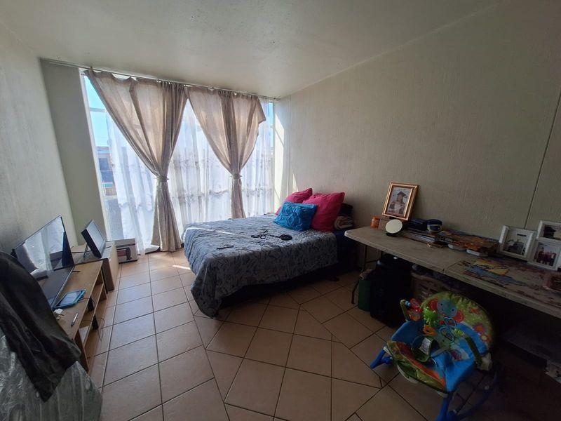 Original One Bedroom Apartment for Sale in Sunnyside - Photo 5