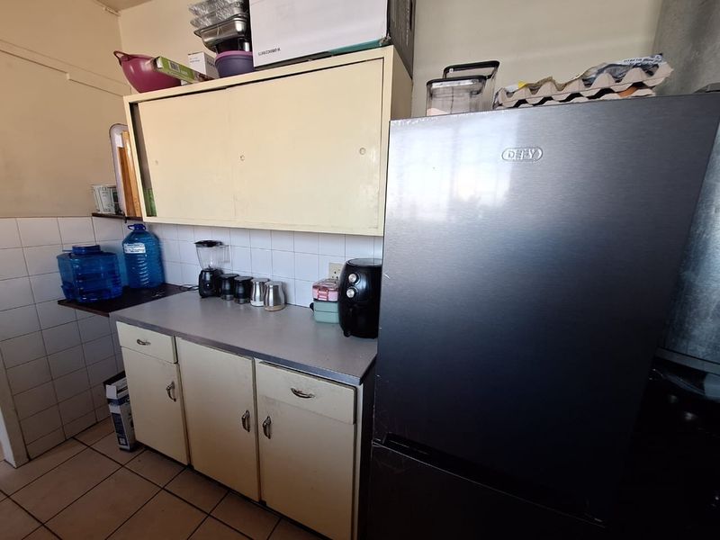 Original One Bedroom Apartment for Sale in Sunnyside - Photo 3