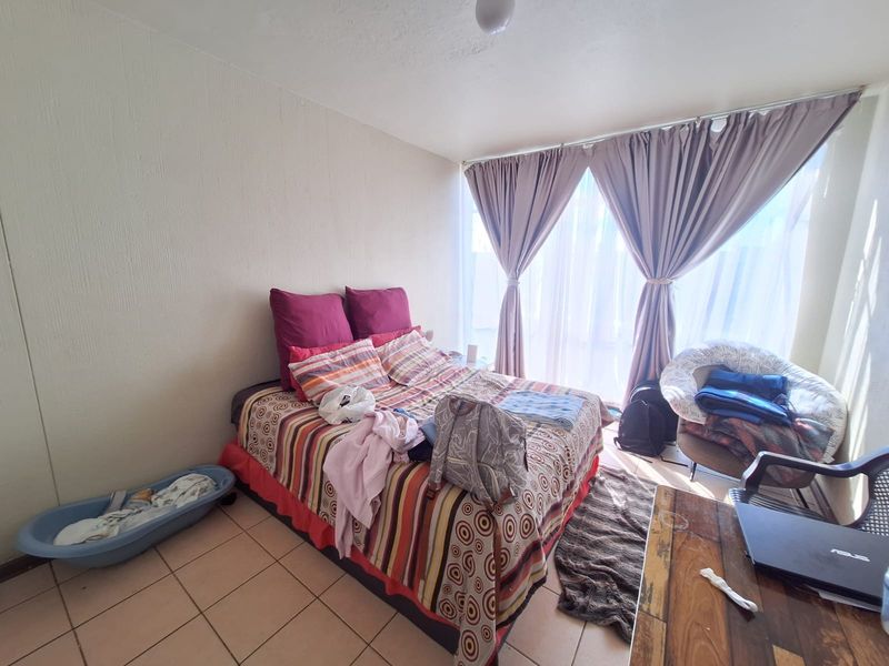 Original One Bedroom Apartment for Sale in Sunnyside - Photo 7