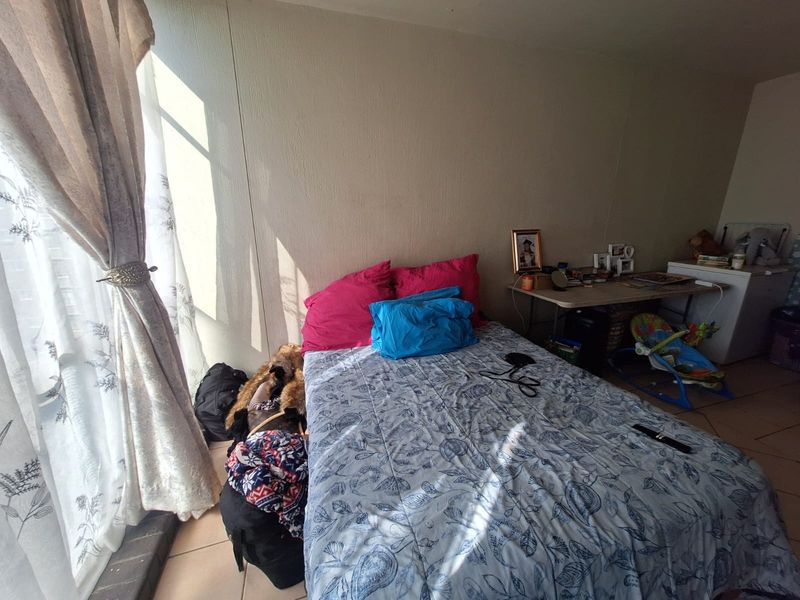 Original One Bedroom Apartment for Sale in Sunnyside - Photo 6