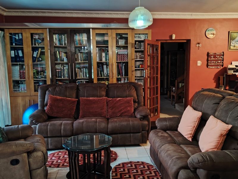 Deceptively magnificent 4 bedroom home - Photo 1