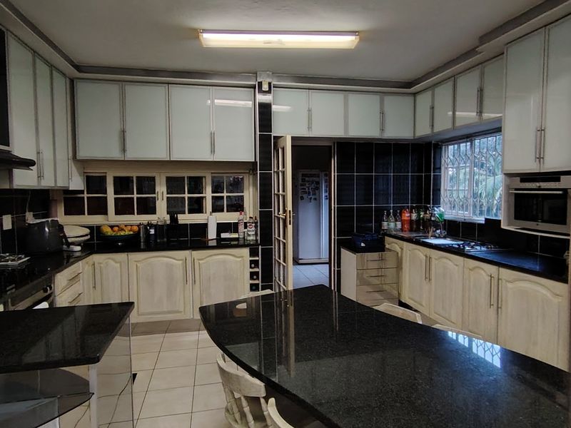 Deceptively magnificent 4 bedroom home - Photo 3