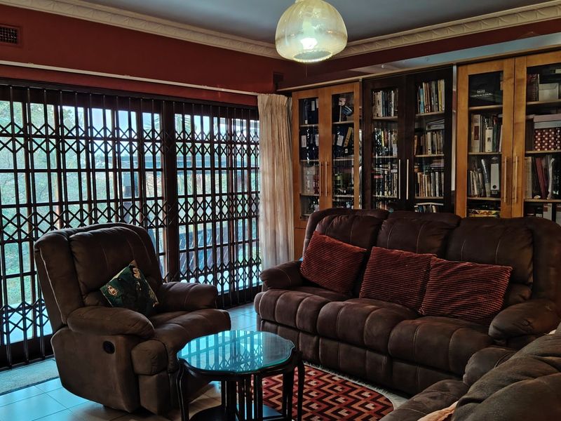 Deceptively magnificent 4 bedroom home - Photo 7