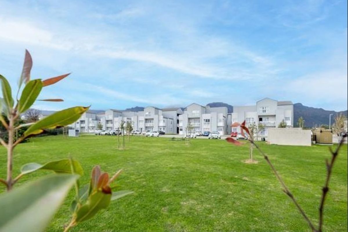 2 Bedroom Apartment For Sale in Paarl South, Paarl - Photo 4