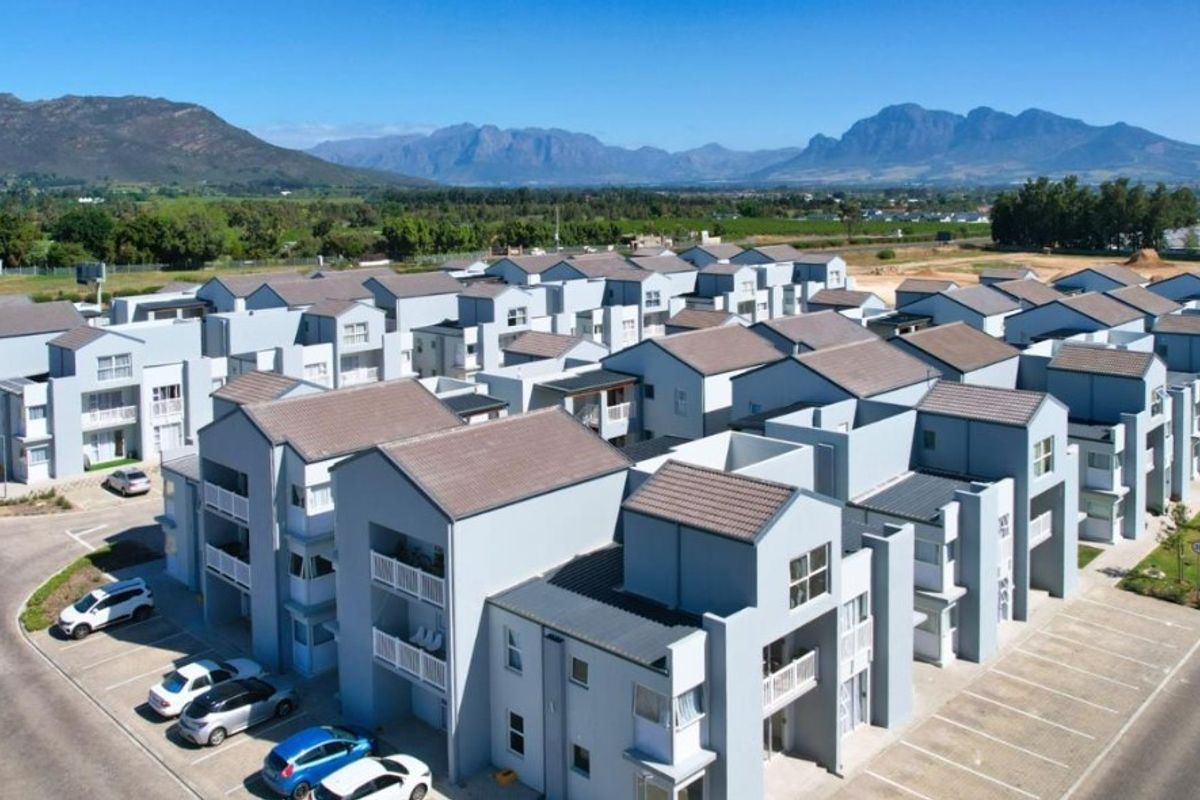 2 Bedroom Apartment For Sale in Paarl South, Paarl - Photo 2