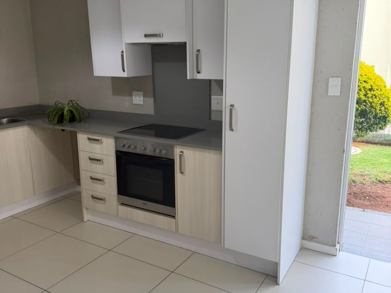 One ( 1) Bedroom Ground Floor Apartment for Rental - Photo 3