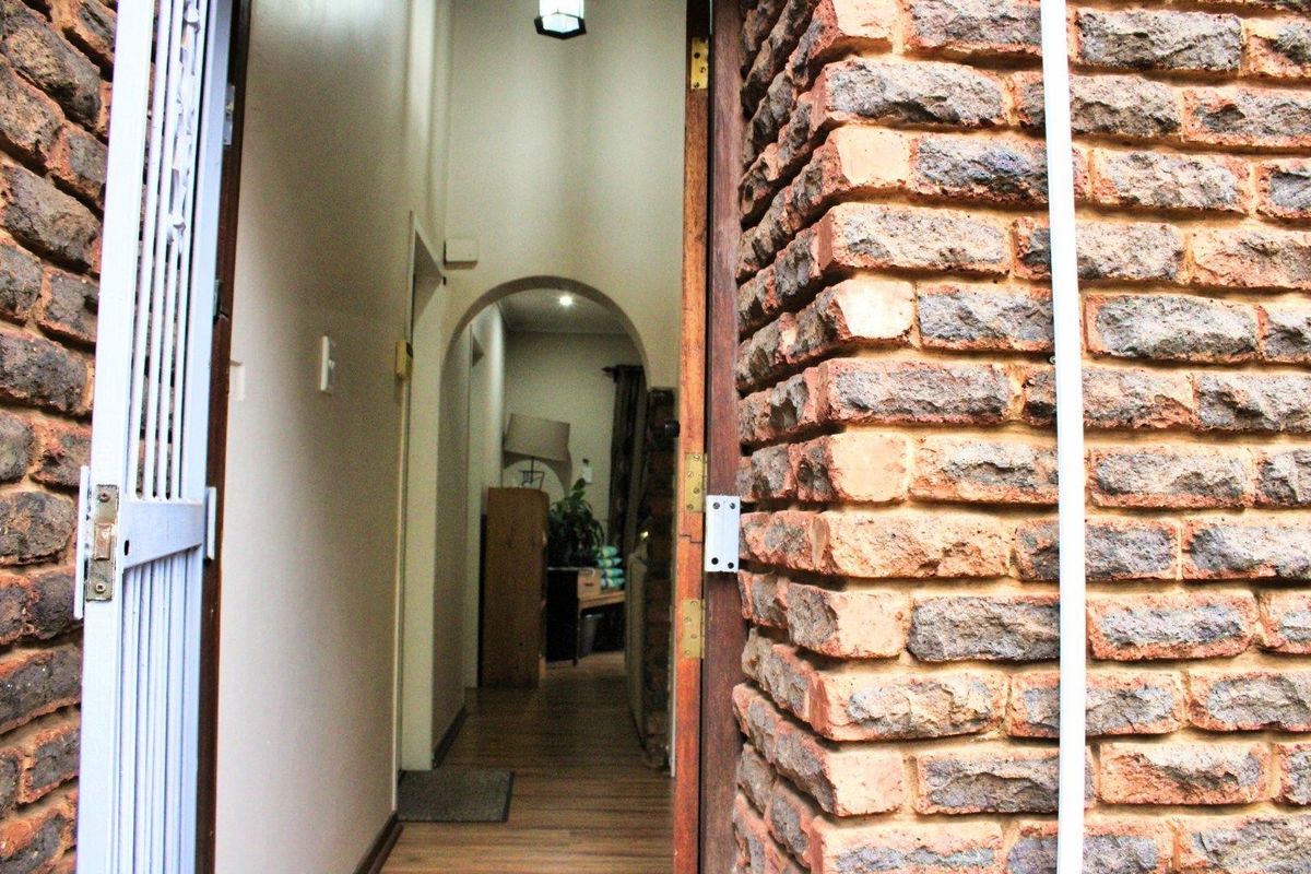 House For Sale in Garsfontein, Pretoria - Photo 4