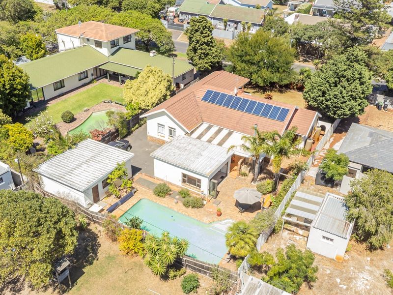 Spacious 4-Bedroom Unfurnished Family Home with Separate Studio, Pool and Solar Power - Photo 1