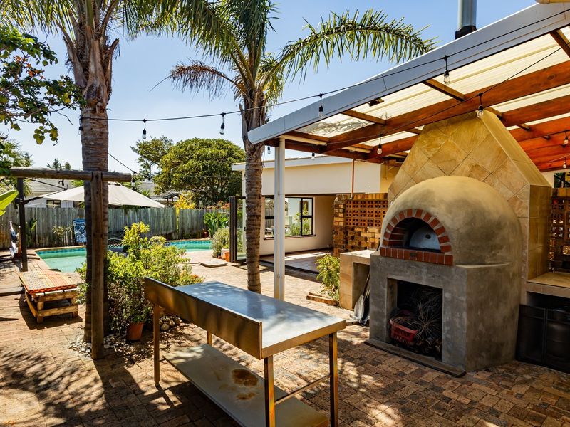 Spacious 4-Bedroom Unfurnished Family Home with Separate Studio, Pool and Solar Power - Photo 4