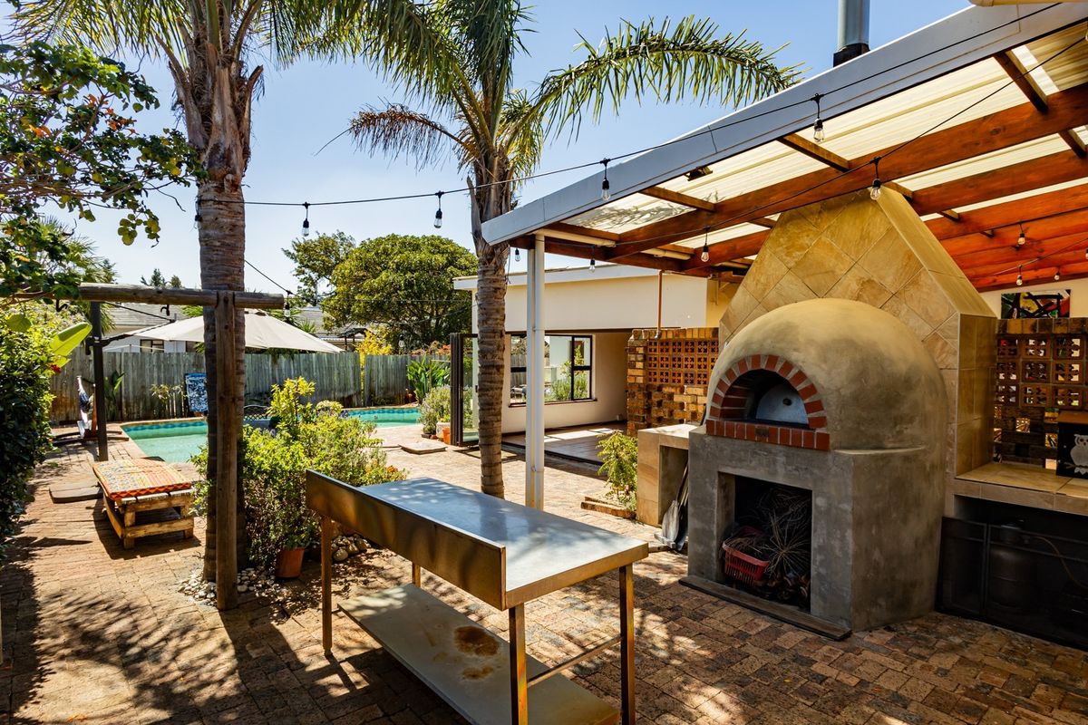 Spacious 4-Bedroom Unfurnished Family Home with Separate Studio, Pool and Solar Power - Photo 4