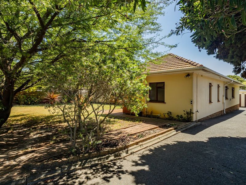 Spacious 4-Bedroom Unfurnished Family Home with Separate Studio, Pool and Solar Power - Photo 7