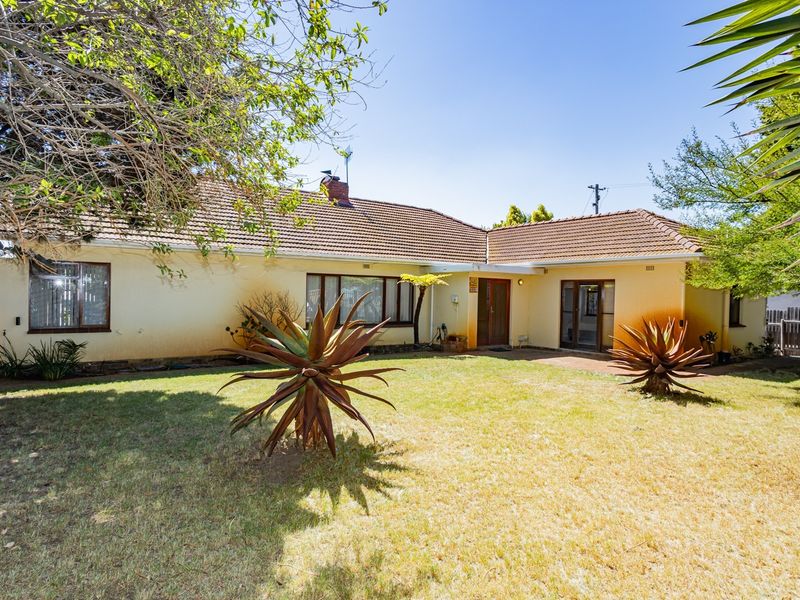 Spacious 4-Bedroom Unfurnished Family Home with Separate Studio, Pool and Solar Power - Photo 6