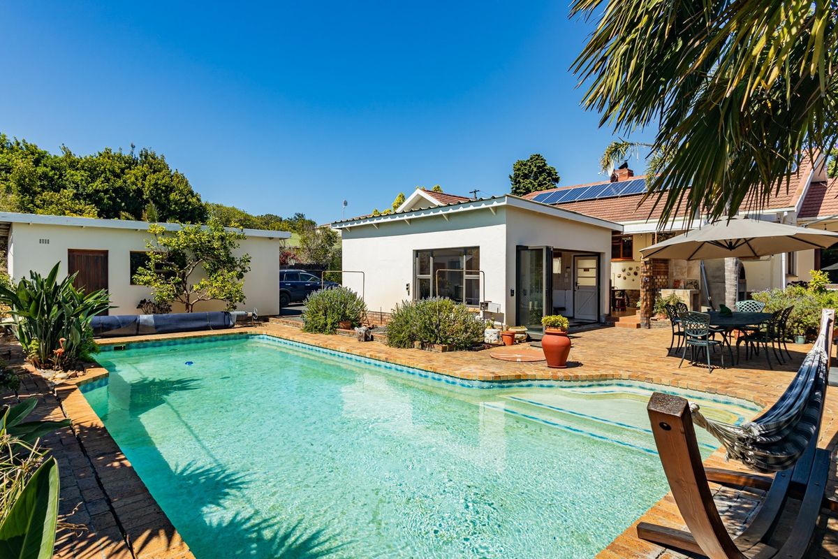 Spacious 4-Bedroom Unfurnished Family Home with Separate Studio, Pool and Solar Power - Photo 2