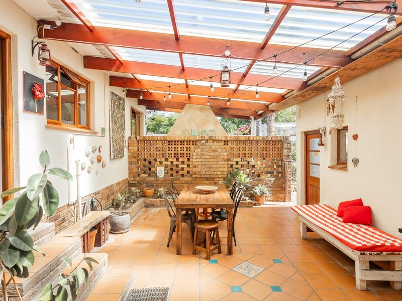 Spacious 4-Bedroom Unfurnished Family Home with Separate Studio, Pool and Solar Power - Photo 10