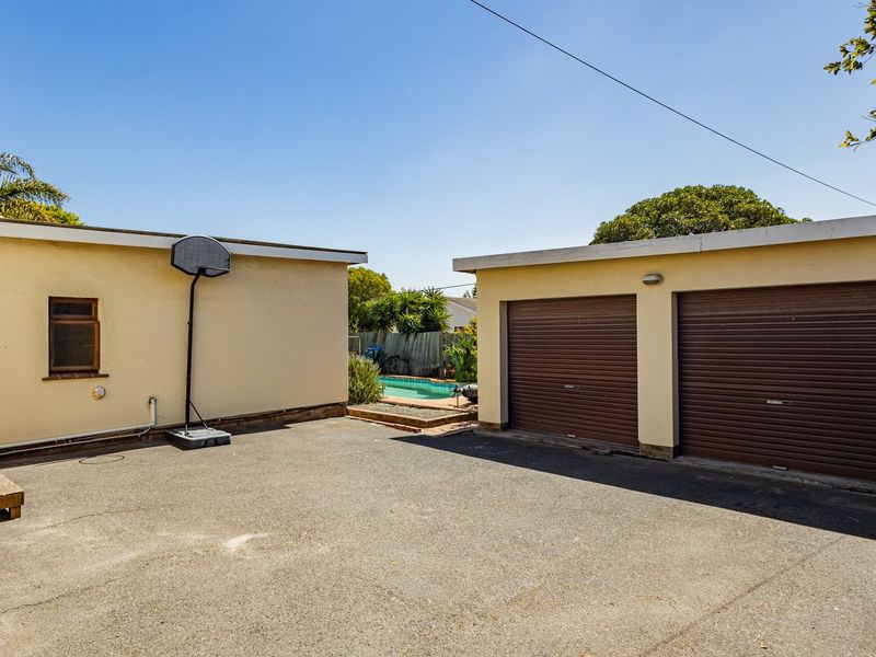 Spacious 4-Bedroom Unfurnished Family Home with Separate Studio, Pool and Solar Power - Photo 9