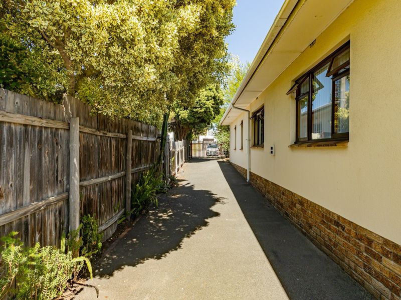 Spacious 4-Bedroom Unfurnished Family Home with Separate Studio, Pool and Solar Power - Photo 8