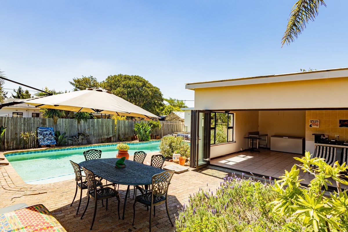 Spacious 4-Bedroom Unfurnished Family Home with Separate Studio, Pool and Solar Power - Photo 3