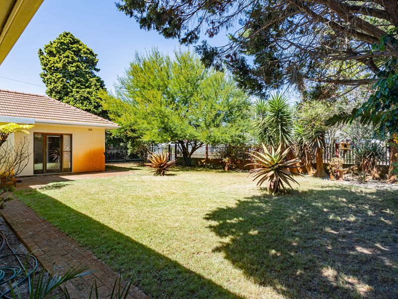 Spacious 4-Bedroom Unfurnished Family Home with Separate Studio, Pool and Solar Power - Photo 5