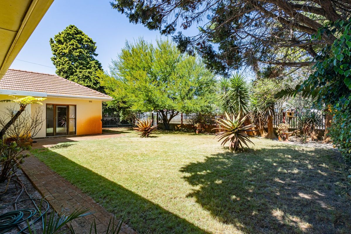 Spacious 4-Bedroom Unfurnished Family Home with Separate Studio, Pool and Solar Power - Photo 5