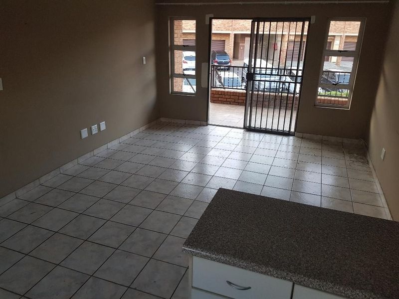 Modern 2-Bedroom upstairs  Townhouse To Let | Birch leigh, Kempton Park - Photo 8