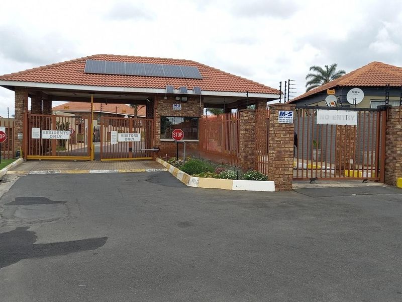 Modern 2-Bedroom upstairs  Townhouse To Let | Birch leigh, Kempton Park - Photo 1