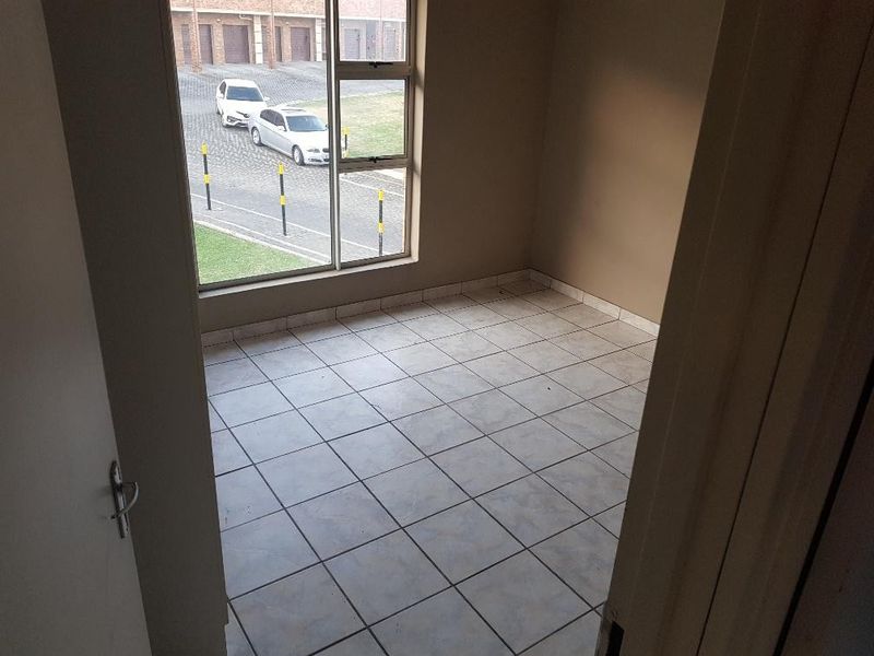Modern 2-Bedroom upstairs  Townhouse To Let | Birch leigh, Kempton Park - Photo 10