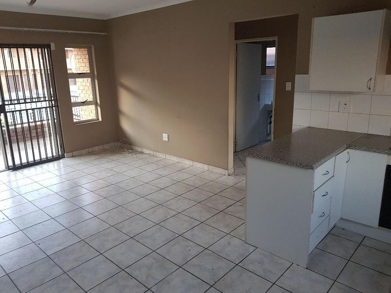 Modern 2-Bedroom upstairs  Townhouse To Let | Birch leigh, Kempton Park - Photo 9