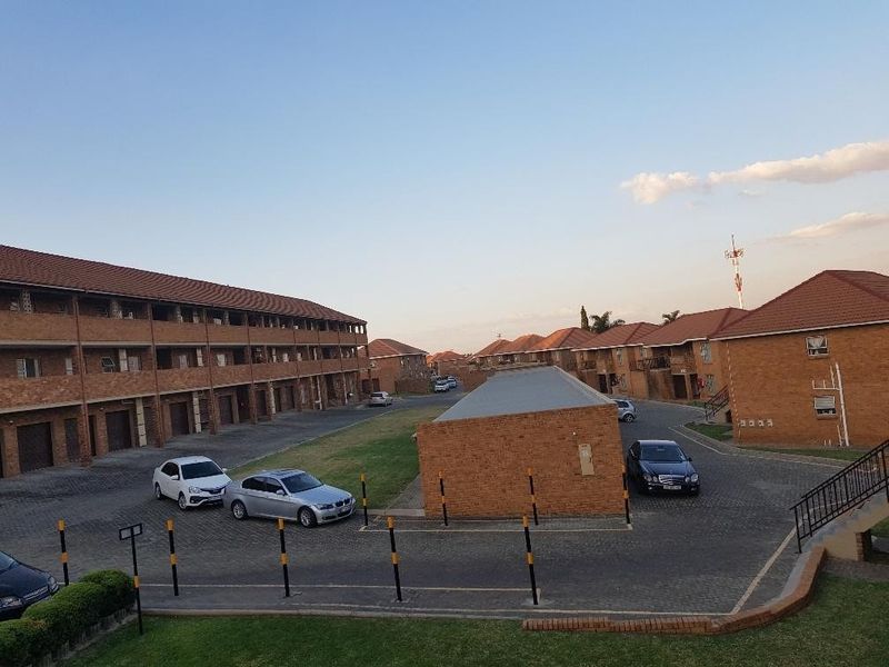 Modern 2-Bedroom upstairs  Townhouse To Let | Birch leigh, Kempton Park - Photo 3