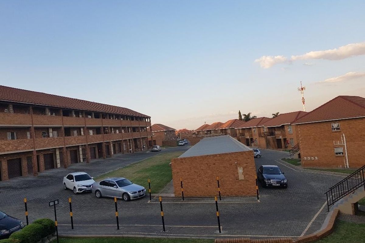 Modern 2-Bedroom upstairs  Townhouse To Let | Birch leigh, Kempton Park - Photo 3