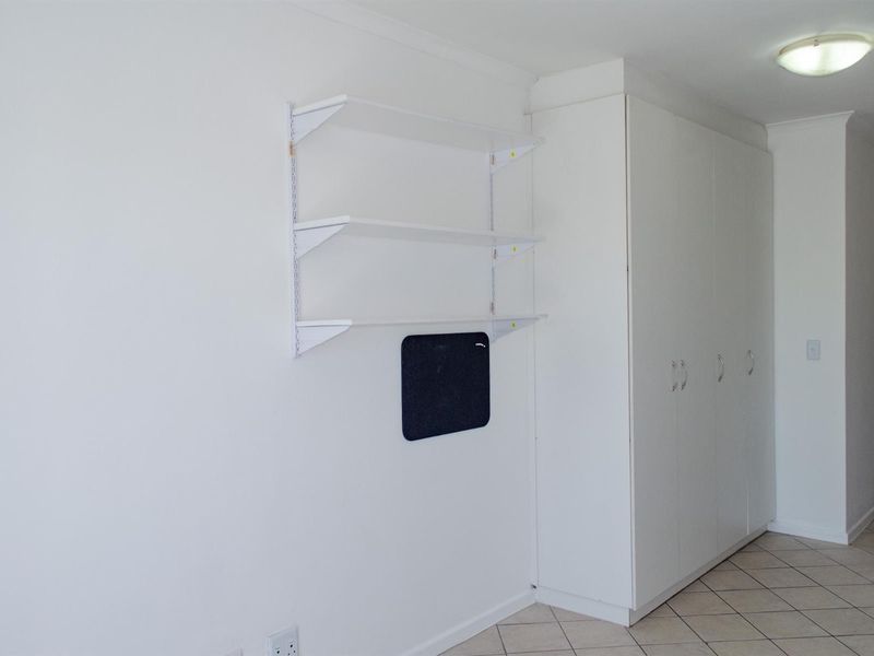 Lovely Unfurnished Bachelors Unit - De Watergracht - Photo 7