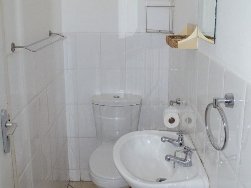 Lovely Unfurnished Bachelors Unit - De Watergracht - Photo 2