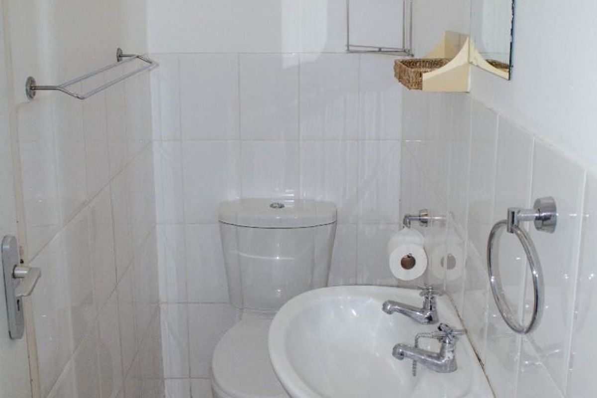 Lovely Unfurnished Bachelors Unit - De Watergracht - Photo 2