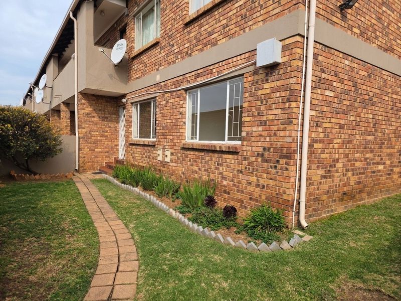 2 Bedroom Ground Floor Unit - Photo 1
