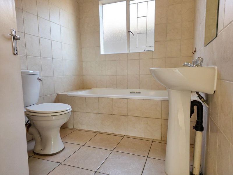 2 Bedroom Ground Floor Unit - Photo 10