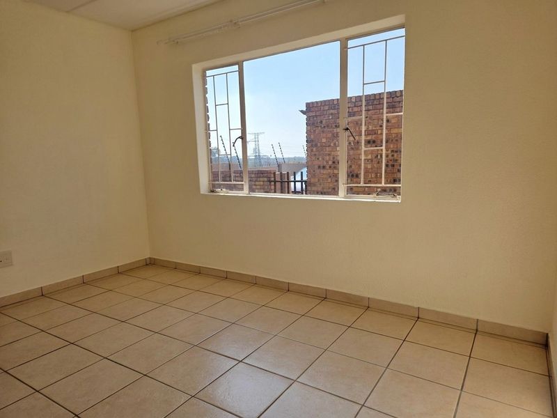 2 Bedroom Ground Floor Unit - Photo 9