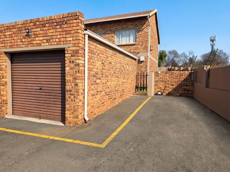2 Bedroom Ground Floor Unit - Photo 2