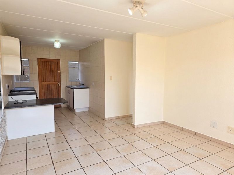 2 Bedroom Ground Floor Unit - Photo 3