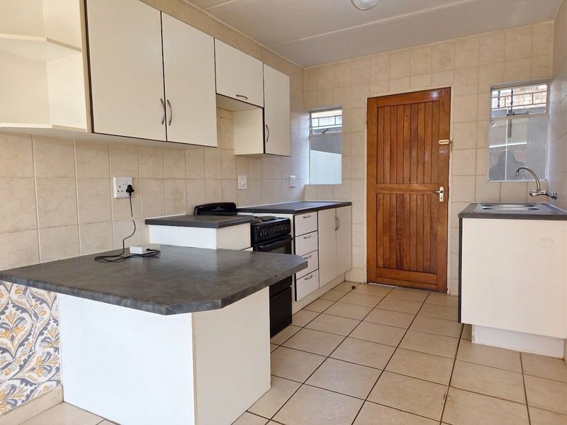2 Bedroom Ground Floor Unit - Photo 4