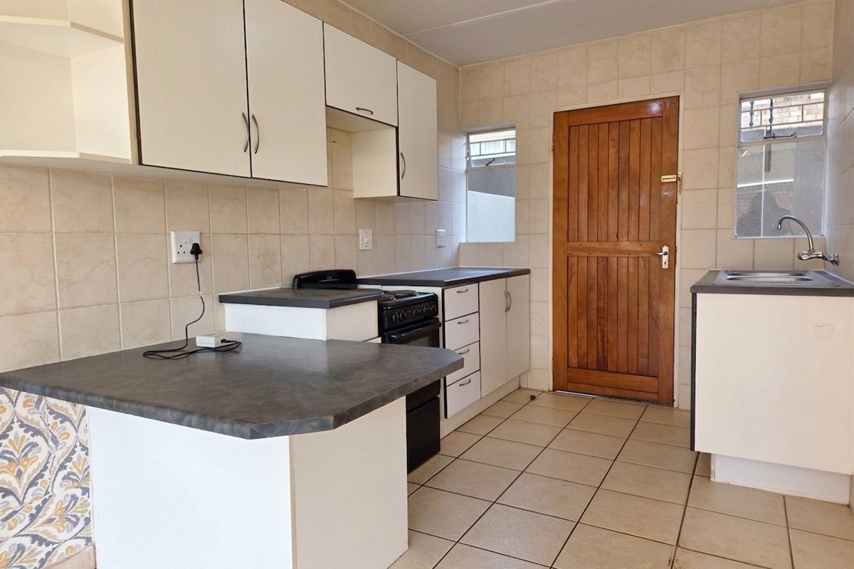 2 Bedroom Ground Floor Unit - Photo 4