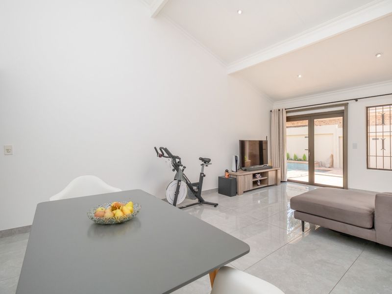 Immaculate Renovated Townhouse in Secure Magaliesig, Sandton - Photo 8