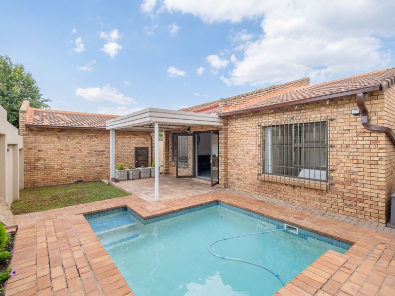 Immaculate Renovated Townhouse in Secure Magaliesig, Sandton - Photo 1